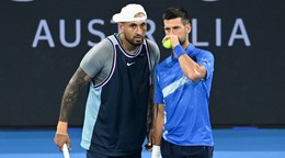 Nick Kyrgios a Novak Djokovič počas štvorhry na turnaji ATP Brisbane 2025.