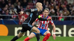 Vľavo Vladimír Weiss ml. (Slovan) a vpravo Conor Gallagher (Atletico) v zápase 6. kola ligovej fázy Ligy majstrov Atlético Madrid - Slovan Bratislava.