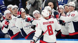 Alexander Ovečkin sa teší po strelenom góle v zápase NHL Toronto Maple Leafs - Washington Capitals.