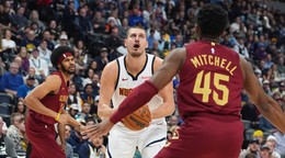 Zľava Jarrett Allen, Nikola Jokič a Donovan Mitchell v zápase NBA Denver Nuggets - Cleveland Cavaliers.