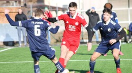 Jakub Štefančin (v strede) v zápase  Partizán Bardejov - FK Poprad v III. lige Východ.