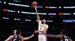 Anthony Davis (v strede) v zápase NBA Los Angeles Lakers - Sacramento Kings.