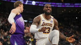 LeBron James (vpravo) a Lauri Markkanen v zápase NBA Utah Jazz - Los Angeles Lakers.