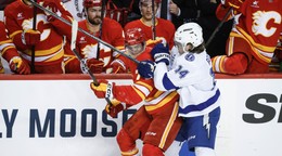 Slovenský útočník Martin Pospíšil (vľavo) v drese Calgary Flames. 