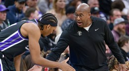 Isaac Jones a tréner Mike Brown na lavičke Sacramento Kings.