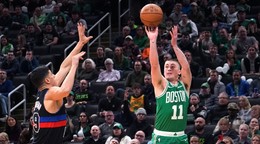 Payton Pritchard strieľa trojku v zápase proti Detroitu.