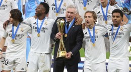 Tréner Realu Madrid Carlo Ancelotti (uprostred) s trofejou Interkontinentálneho pohára FIFA.