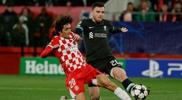 Bryan Gil a Andy Robertson.