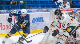 Michael Vandas (vľavo) a Josh Teves v zápase HK Spišská Nová Ves - HC Košice v 36. kole Tipos extraligy.