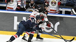 V popredí Jonáš Peterek (Slovan) a Tomáš Matoušek (Bystrica) v zápase 34. kola Tipos extraligy HC Slovan Bratislava - HC MONACObet Banská Bystrica.