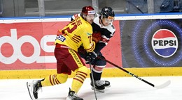 Vľavo Sean Josling (Trenčín) a vpravo Mitchell Mckenna Hoelscher (Slovan).