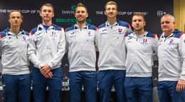 zľava slovenskí tenisti Jozef Kovalík, Lukáš Klein, Norbert Gombos, Alex Molčan, Miloš Karol a kapitán tímu Tibor Tóth počas žrebu 1. kola kvalifikácie Davisovho pohára Chorvátsko - Slovensko