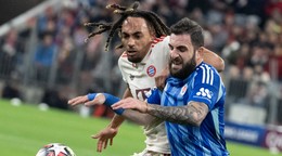 Sacha Boey (vľavo) a Tigran Barseghjan v zápase Bayern Mníchov - Slovan Bratislava