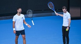 Srbský tenista Novak Djokovič (vľavo) a jeho tréner Andy Murray.