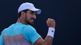 Libanonský tenista Hady Habib reaguje po víťaznej výmene na Australian Open 2025.