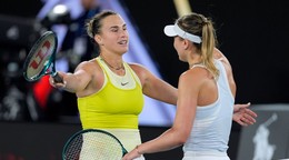 Aryna Sabalenková objíma Paulu Badosovú po semifinále Australian Open 2025.