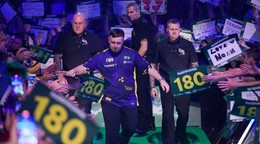 Angličan Luke Littler počas MS v šípkach 2025.