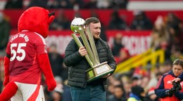 Luke Littler s trofejou na Old Trafford.