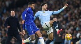 Omar Marmoush (vpravo) a Reece James v zápase Premier League Manchester City - Chelsea FC.