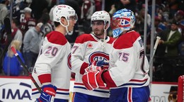 Zľava Juraj Slafkovský, Kirby Dach a brankár Jakub Dobeš po víťazstve v zápase NHL Colorado Avalanche - Montreal Canadiens.