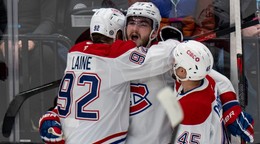 Patrik Laine (92) sa raduje so spoluhráčmi z gólu v zápase Montreal Canadiens - Utah Hockey Club.