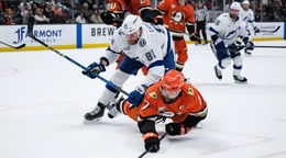 Erik Černák (uprostred) a hráč Anaheimu Ducks Radko Gudas.