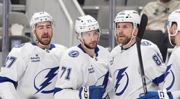Hráč Tampa Bay Lightning Anthony Cirelli (uprostred) oslavuje so spoluhráčmi Ryanom McDonaghom (vľavo) a Slovákom Erik Černákom (vpravo).