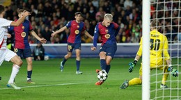 Dani Olmo (v strede) strieľa gól v zápase FC Barcelona - Stade Brest v ligovej fáze Ligy majstrov.