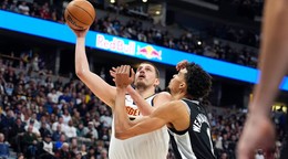 Nikola Jokič (vľavo) a Victor Wembanyama v zápase NBA Denver Nuggets - San Antonio Spurs.