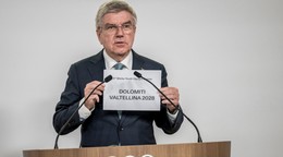 Prezident MOV Thomas Bach oznamuje, že ZOH mládeže v roku 2028 budú hostiť Dolomity.