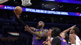 LeBron James z Los Angeles Lakers strieľa na kôš v zápase proti Washingtonu.