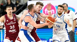 Slovenský basketbalista Jakub Mokráň v kvalifikačnom zápase proti Lotyšsku. 