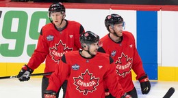 sidney Crosby (87), Connor McDavid (97) a Nathan MacKinnon (29) v drese Kanady.