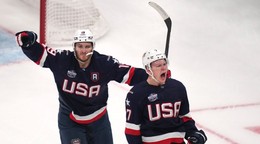 Matthew (vľavo) a Brady Tkachukovci v drese USA.