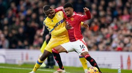 Amad Diallo (vpravo) a Tyrick Mitchell v zápase Manchester United - Crystal Palace v 24. kole Premier League.