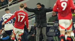 Tréner Ruben Amorim (v strede) v zápase Tottenham - Manchester United.