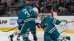 Juraj Slafkovský a brankár Alexandar Georgiev v zápase NHL San Jose Sharks - Montreal Canadiens.