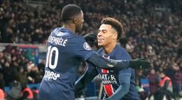 Ousmane Dembele (vľavo) oslavuje gól.