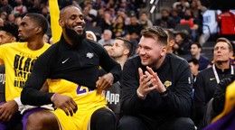 LeBron James a zranený Luka Doncič na lavičke počas zápasu NBA Los Angeles Clippers - Los Angeles Lakers.