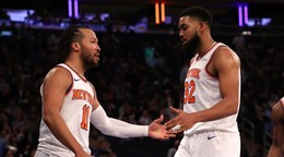 Jalen Brunson (vľavo) a Karl-Anthony Towns v drese New York Knicks.