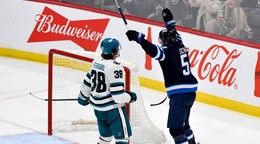 Mark Scheifele oslavuje víťazný gól proti San Jose.