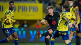 Dani Olmo strieľa gól v zápase Las Palmas - FC Barcelona. 