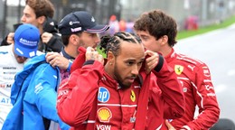 Lewis Hamilton vo farbách Ferrari.