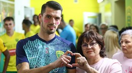 Zľava brankár Ľubomír Belko (Žilina) a zástupkyňa z iniciatívy Niké liga pomáha ukazujú srdce.