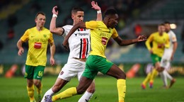 Samuel Gidi (vpravo) a Jakub Paur bojujú o loptu v zápase MŠK Žilina - FC Spartak Trnava vo štvrťfinále Slovnaft Cupu.