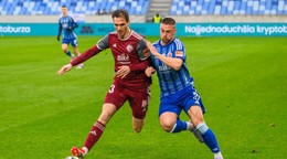 Filip Mielke (Podbrezová) a Róbert Mak (Slovan) počas zápasu 3. kola nadstavbovej časti Niké ligy skupiny o titul ŠK Slovan Bratislava - FK Železiarne Podbrezová.