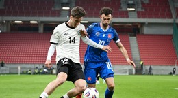 Vpravo hráč Slovenska Sebastián Nebyla.