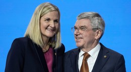 Končiaci prezident Medzinárodného olympijského výboru (MOV) Thomas Bach a nová prezidentka MOV Kirsty Coventryová.