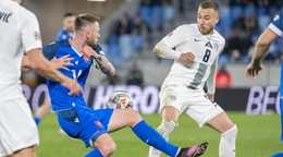 Milan Škriniar (vľavo) a Sandi Lovrič v zápase Slovensko - Slovinsko v prvom dueli baráže o B-divíziu Ligy národov.