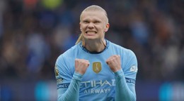 Erling Haaland sa teší po strelenom gól v zápase Manchester City - Brighton & Hove Albion v 29. kole Premier League.